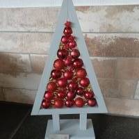 beleuchteter Weihnachtsbaum mit Kugeln_rot Bild 1