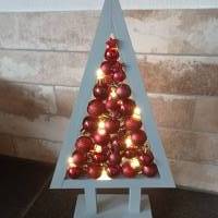 beleuchteter Weihnachtsbaum mit Kugeln_rot Bild 2
