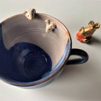 RechtshänderTasse mit süßen Mäuschen auf dem Rand, für Kaffee, Tee, getöpferte Tasse, Handarbeit, Tontasse, Maus, Mausi, Bild 1