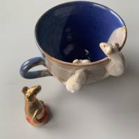 RechtshänderTasse mit süßen Mäuschen auf dem Rand, für Kaffee, Tee, getöpferte Tasse, Handarbeit, Tontasse, Maus, Mausi, Bild 3