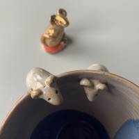 RechtshänderTasse mit süßen Mäuschen auf dem Rand, für Kaffee, Tee, getöpferte Tasse, Handarbeit, Tontasse, Maus, Mausi, Bild 4