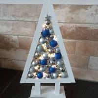 beleuchteter Weihnachtsbaum mit Kugeln_silber und blau Bild 2