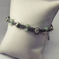 Flechtarmband mit Amazonite Jade und Metall Perlen auf grauem Garn, trendy Bild 4