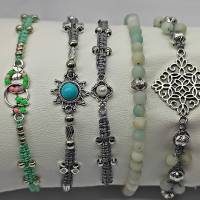 Flechtarmband mit Amazonite Jade und Metall Perlen auf grauem Garn, trendy Bild 8