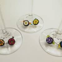 Weinglasmarkierer "Blumen" Mit Glasperlen und Strasssteinen verziert. Bild 3