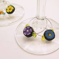 Weinglasmarkierer "Blumen" Mit Glasperlen und Strasssteinen verziert. Bild 4