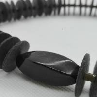 Filz-Grau  Kette aus grauen Filzscheiben und einer schwarzen Hornperle Bild 1