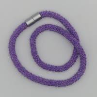 schillernde Häkelkette violett, Länge 48 cm, Halskette aus Glasperlen gehäkelt, Magnetverschluss, Häkelschmuck Bild 1