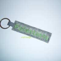 Schlüsselanhänger mit Patentante-Lieblingsmensch aufgestickt, Taschenbaumler, Filz grau mit Schlüsselring, Mitbringsel Bild 2
