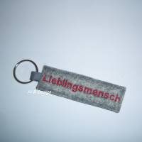 Schlüsselanhänger mit Patentante-Lieblingsmensch aufgestickt, Taschenbaumler, Filz grau mit Schlüsselring, Mitbringsel Bild 3