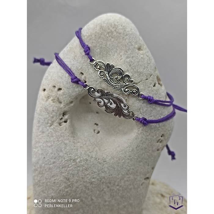 Zwei Freundschaftsarmbänder, Flechtarmband, Makramee Armband mit Metallelement in silber auf lila Garn, trendy, Geschenk Bild 1