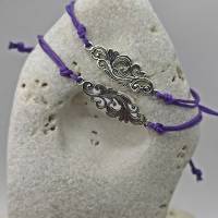 Zwei Freundschaftsarmbänder, Flechtarmband, Makramee Armband mit Metallelement in silber auf lila Garn, trendy, Geschenk Bild 1