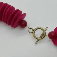Filz Pink   Kette aus leuchtend pinkfarbenen Filzscheiben und einer dunkelroten Hornperle. Bild 4