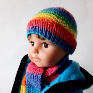 Mütze und Schal für Puppen, als Set gestrickt, Regenbogenfarben, Farbverlauf Bild 1