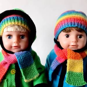 Mütze und Schal für Puppen, als Set gestrickt, Regenbogenfarben, Farbverlauf Bild 2