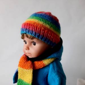 Mütze und Schal für Puppen, als Set gestrickt, Regenbogenfarben, Farbverlauf Bild 4