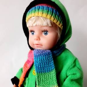Mütze und Schal für Puppen, als Set gestrickt, Regenbogenfarben, Farbverlauf Bild 5