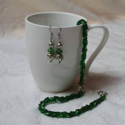 Schmuckset aus grünen Stabperlen mit Metallperle in türkischer Häkeltechnik