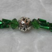 Schmuckset aus grünen Stabperlen mit Metallperle in türkischer Häkeltechnik Bild 4