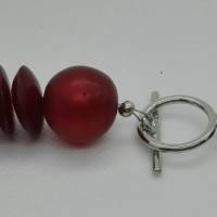 Horn in Rot  Kette aus roten Hornperlen und einem versilberten Schmuckelement Bild 4