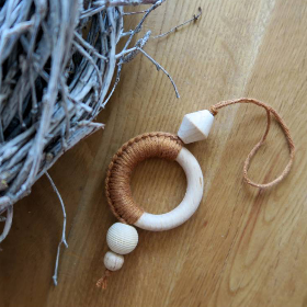 Makramee Weihnachtsschmuck - Weihnachtsbaum Anhänger (braun matt)