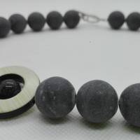 Matte Obsidian   Kette aus mattschwarzen Obsidian-Perlen und einem Schmuckelement aus Resopal mit innenliegender Achatpe Bild 1
