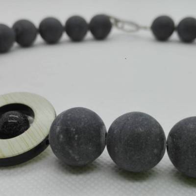Matte Obsidian   Kette aus mattschwarzen Obsidian-Perlen und einem Schmuckelement aus Resopal mit innenliegender Achatpe