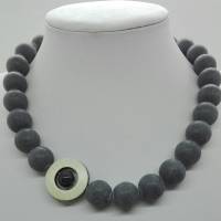 Matte Obsidian   Kette aus mattschwarzen Obsidian-Perlen und einem Schmuckelement aus Resopal mit innenliegender Achatpe Bild 2