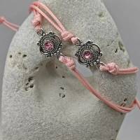 Zwei Freundschaftsarmbänder, Flechtarmband mit Metallelement und Strassstein in silber auf rosa Garn, trendy Bild 1