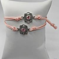 Zwei Freundschaftsarmbänder, Flechtarmband mit Metallelement und Strassstein in silber auf rosa Garn, trendy Bild 2