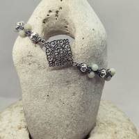 Flechtarmband mit Verbinder aus Metall in silber, Amazonite Jade und Metall Perlen auf grauem Garn, trendy Bild 1