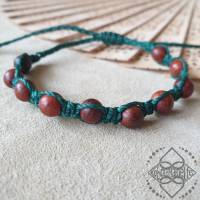 Armband mit rotbraunen Sandelholz-Perlen in grün - Unisex - größenverstellbar - Makramee Bild 1