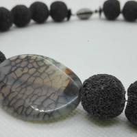 Lava- Achat   Kette aus schwarzen Lavaperlen und einem Schmuckelement aus Achat Bild 1