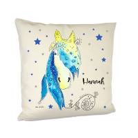 personalisierte Kissen Mädchen mit Pferd Blue Sunshine, naturfarben Leinenoptik, 40x40 cm mit Innenkissen Bild 1