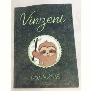 Geschenk Geburt Baby U-Heft, U-Hefthülle aus Filz bestickt personalisiert Motive für Jungen und Mädchen mit Namen und Da Bild 3