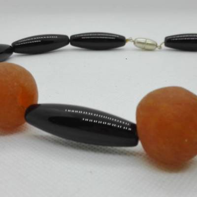 Afrika °3   Kette aus schwarzen Glasolivetten und orangfarbenen Krobo Dogon Perlen