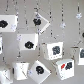 Adventskalender in schwarz/weiß zum aufhängen aus Take-away Boxen zum befüllen