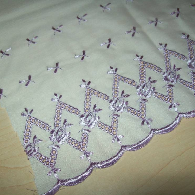 Zarte Batist Spitze mit Festonrand - weiß mit lila Stickerei 29 cm breit - Länge 125 cm