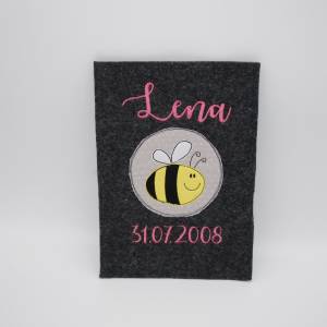 Geschenk Geburt Baby U-Heft, Uhefthülle aus Filz bestickt personalisiert "Biene" mit Namen und Datum Weihnachten Bild 1