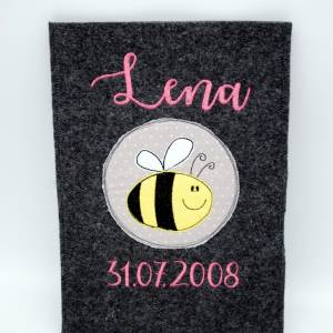 Geschenk Geburt Baby U-Heft, Uhefthülle aus Filz bestickt personalisiert "Biene" mit Namen und Datum Weihnachten Bild 2