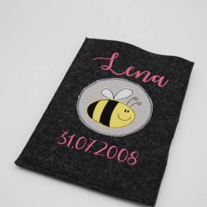 Geschenk Geburt Baby U-Heft, Uhefthülle aus Filz bestickt personalisiert "Biene" mit Namen und Datum Weihnachten Bild 4