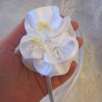 Festlicher Haarreif in Weiß mit romantischer Satinblume "Blanche" Bild 1
