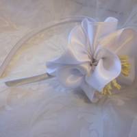 Festlicher Haarreif in Weiß mit romantischer Satinblume "Blanche" Bild 3