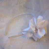 Festlicher Haarreif in Weiß mit romantischer Satinblume "Blanche" Bild 4
