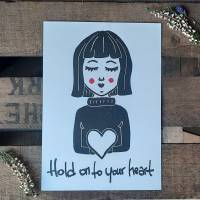 Linoldruck – Hold on to your Heart – A5 – Wandkunst – Mädchen – Handgefertigt - Linolschnitt Bild 1