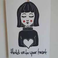 Linoldruck – Hold on to your Heart – A5 – Wandkunst – Mädchen – Handgefertigt - Linolschnitt Bild 4