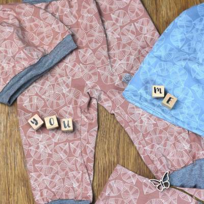 Geschwisterkombi: Babyset mit Geschwistermütze aus Jersey mit Blättern und Tieren
