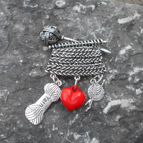 Stricken Brosche Schmucknadel mit Herz – Anstecker & Sicherheitsnadel für Jacken & Taschen