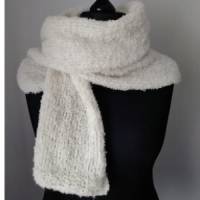 Schal und Tuch in einem, gestrickt aus wollweißer Alpacawolle für Damen Bild 3
