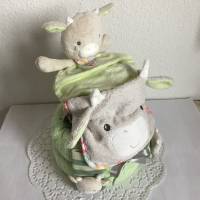 Junge Windeltorte grün Geschenk Babyparty Geburt Taufe Kuh Schmusetuch Lätzchen Rasselsöckchen Bild 3